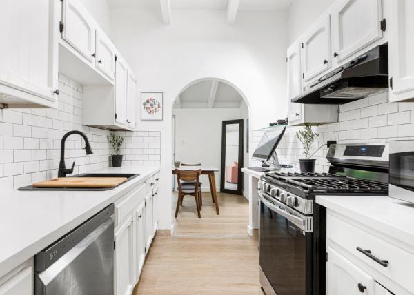 An arched doorway leads to the kitchen.