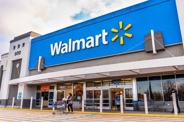 Simon said discount retailers like Walmart are offering less discounts because of the uncertainty of the US economy. 