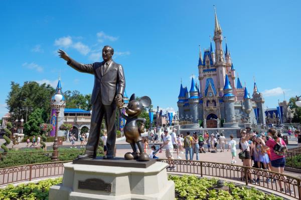 To bolster traffic at its amusement parks, Disney said that it will offer discounts on ticket prices for children at its theme parks.