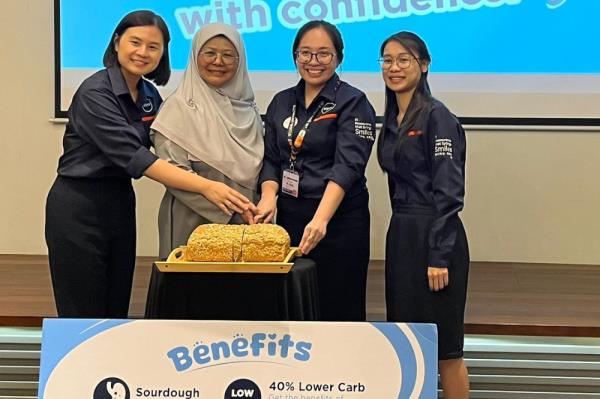 From left: Jia, Basmawati, Alpro Pharmacy chief pharmacist and engagement director, Ph Lim En Ni and Alpro Pharmacy chief dietitian, Dt Jayne Luah when officiating the launch of the Low-Carb Flaxseed Oat Sourdough bread.